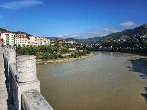 盈亚配资 婚礼当天跳河男子家属发声 寻求真相与安慰